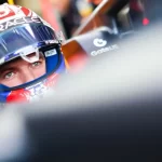 Tsunoda surpreende ao desafiar Verstappen em 2025, mas pressão ainda pesa